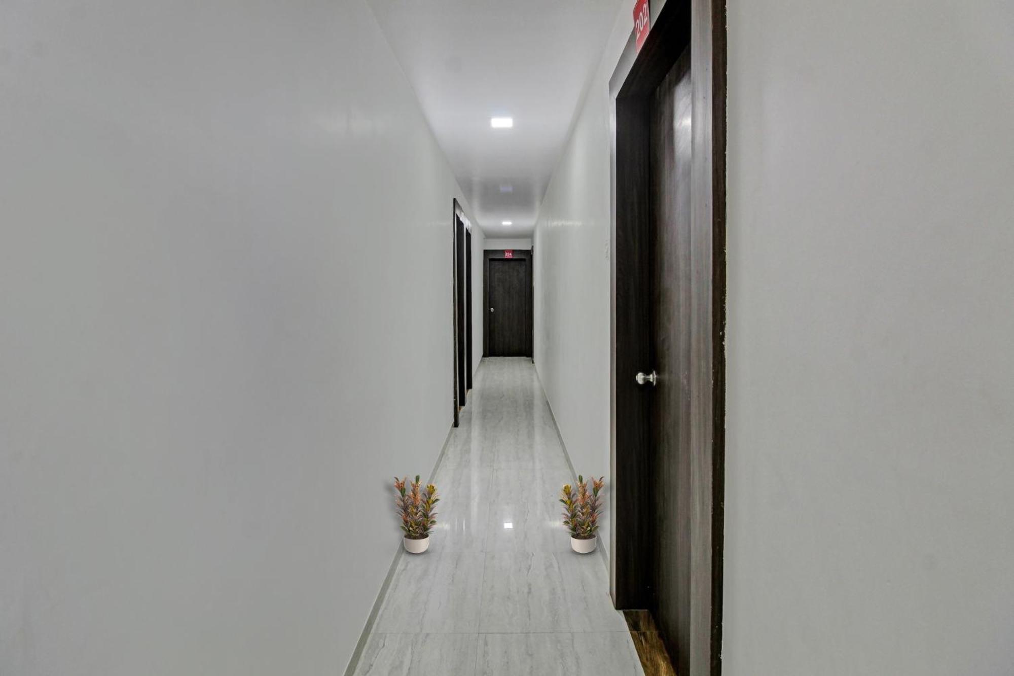 Collection O Sairaj Lodging & Boarding Hotel Shikrapur ภายนอก รูปภาพ